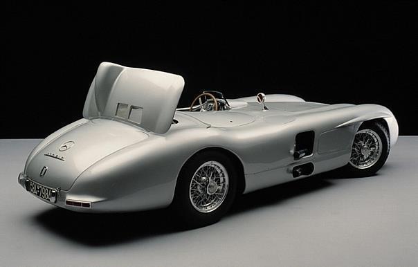 Mit Luftbremse: Per Hebel konnte der Fahrer des Mercedes-Benz 300 SLR (W 196 S) eine Klappe in den Fahrtwind stellen, um die Verzögerung zu verbessern.